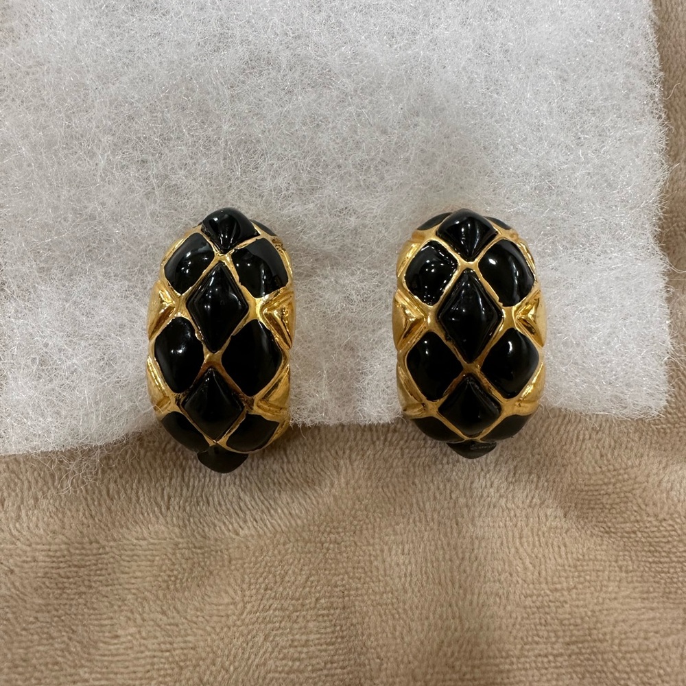 Black and gold color clip on earrings. - Picture 2 of 5